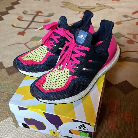 LIKE NEW- Women’s ultra boost 1.0 size 8 - Picture 2 of 5